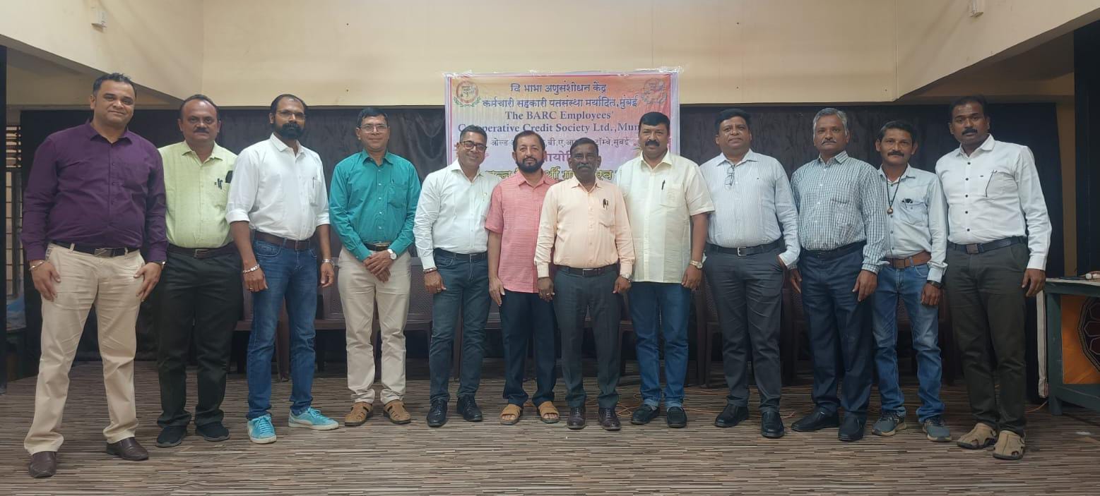 Dignitaries present at the “Gaurav Sabhasadancha” (Honouring Members) event in Tarapur.